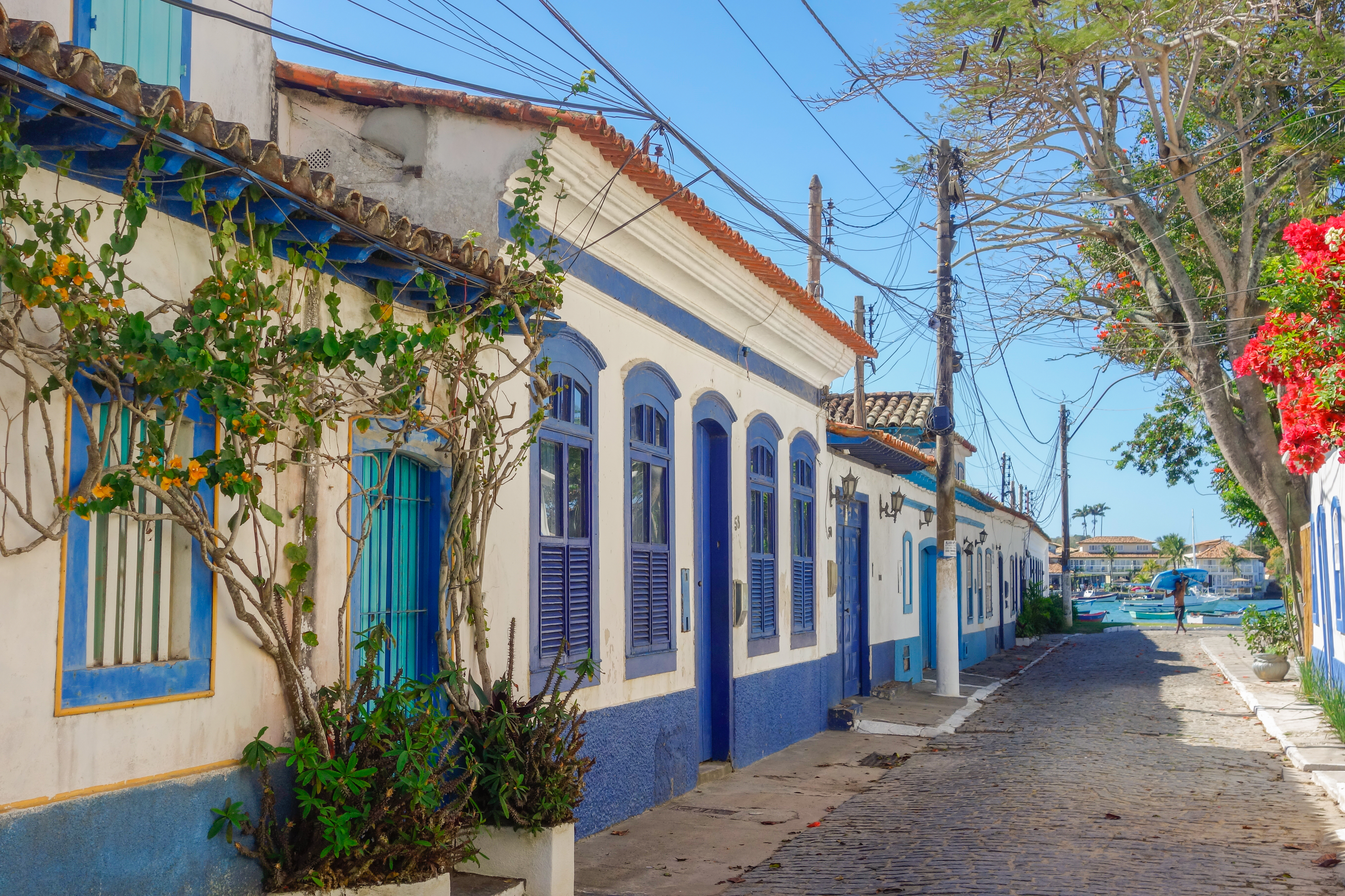Casario histórico colorido do Bairro da Passagem em Cabo Frio