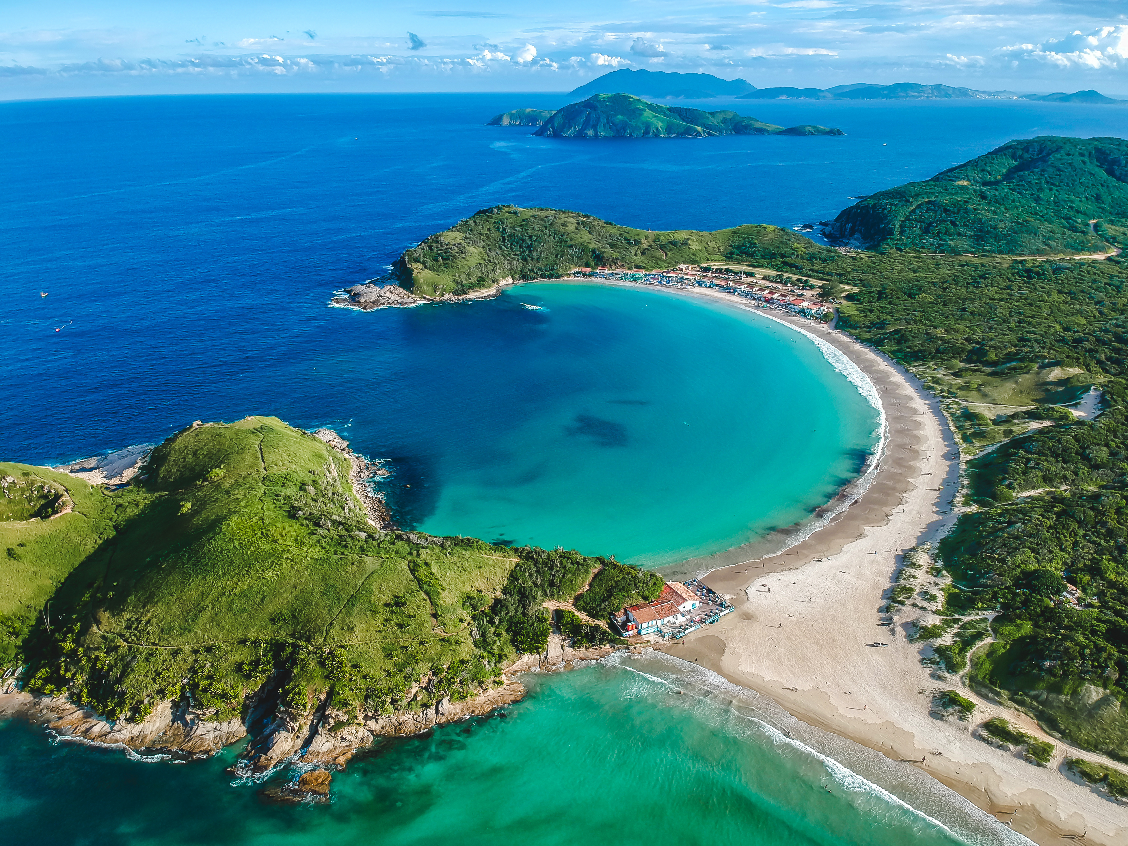 Vista aérea da Praia das Conchas em Cabo Frio, com mar turquesa transparente