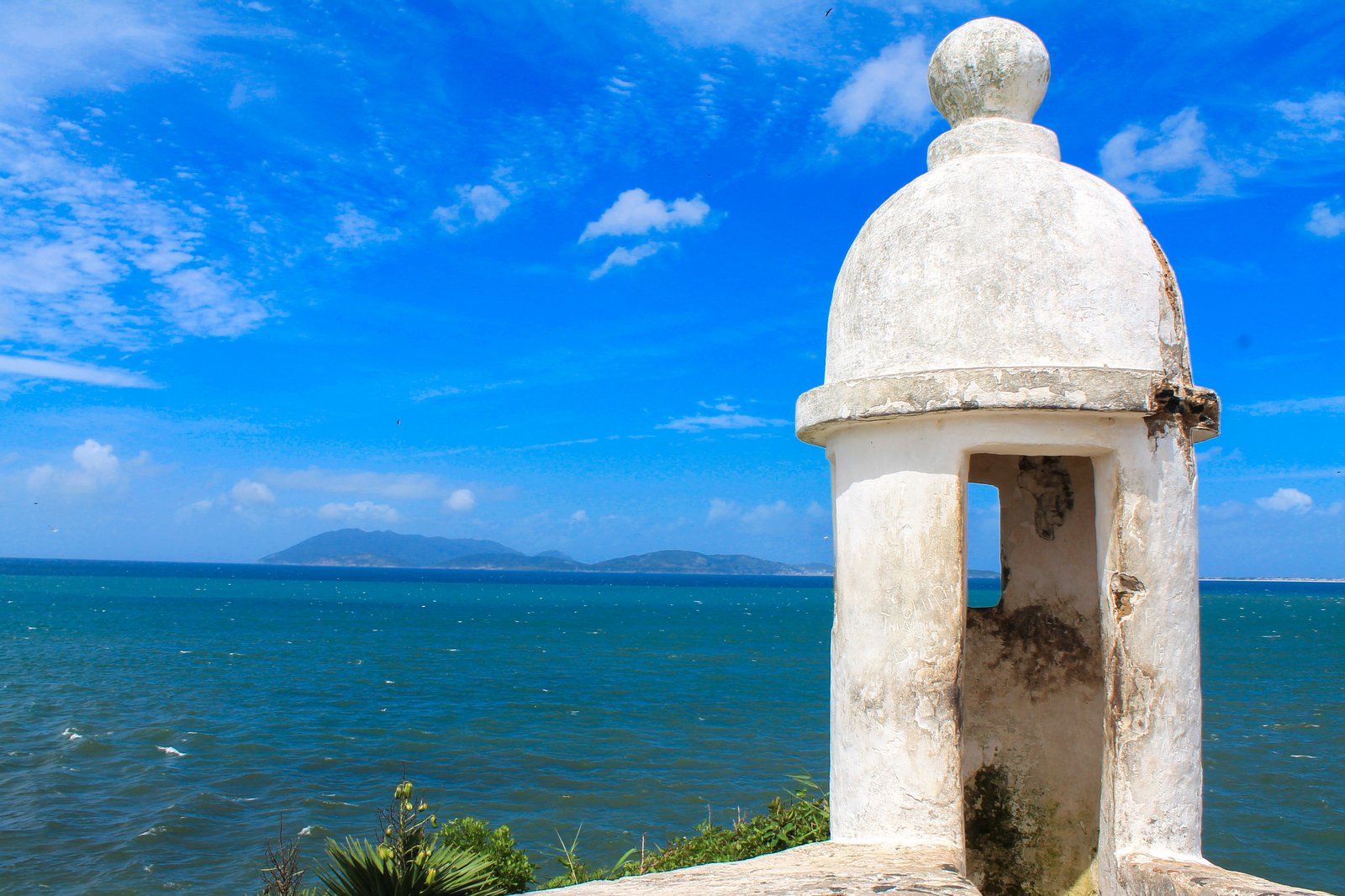 Vigia branca do Forte de São Mateus em céu azul