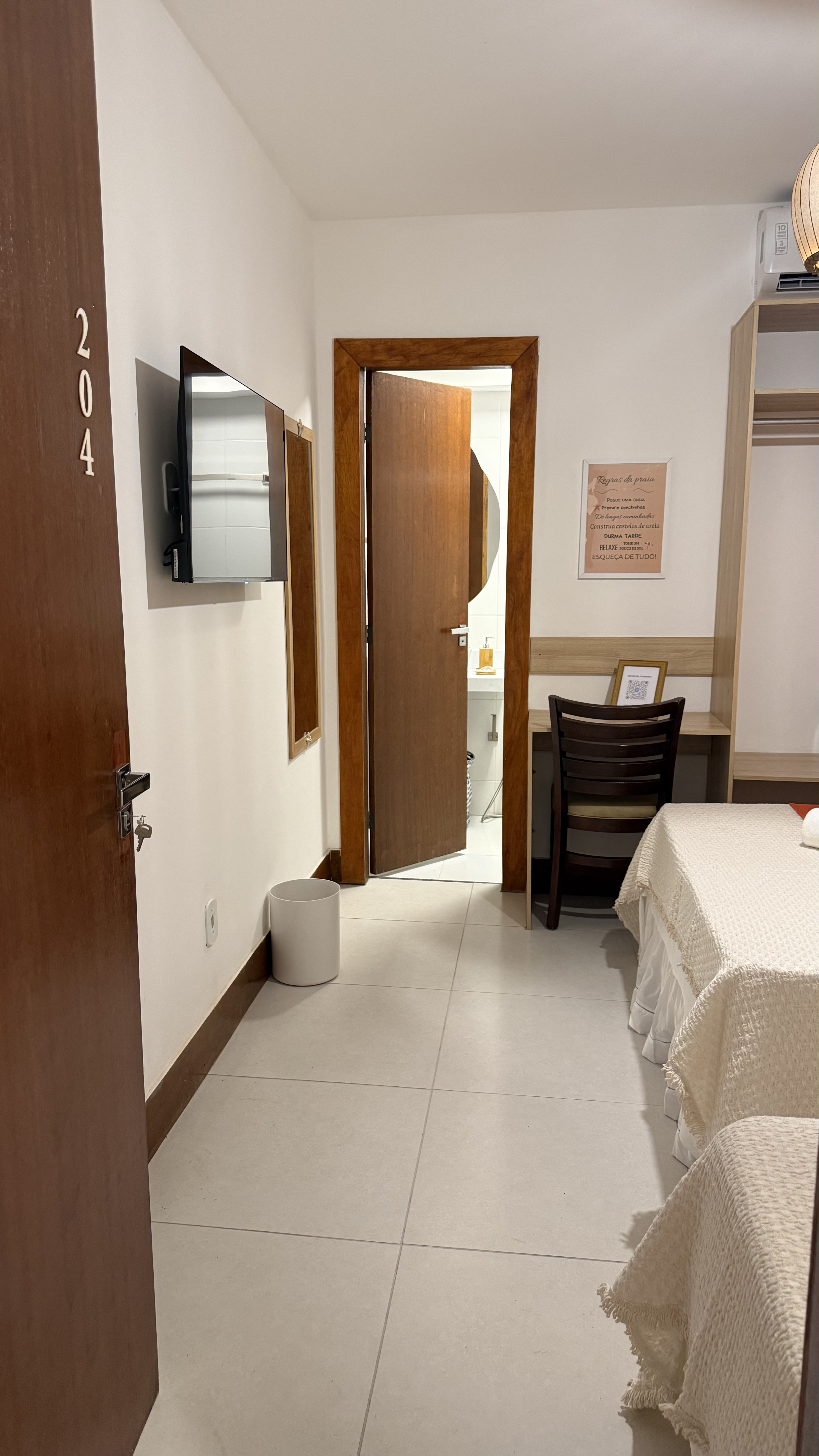 Quarto Triplo Standard com cama de casal, cama de solteiro e decoração náutica